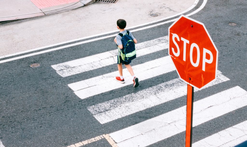 normas para cruzar la calle