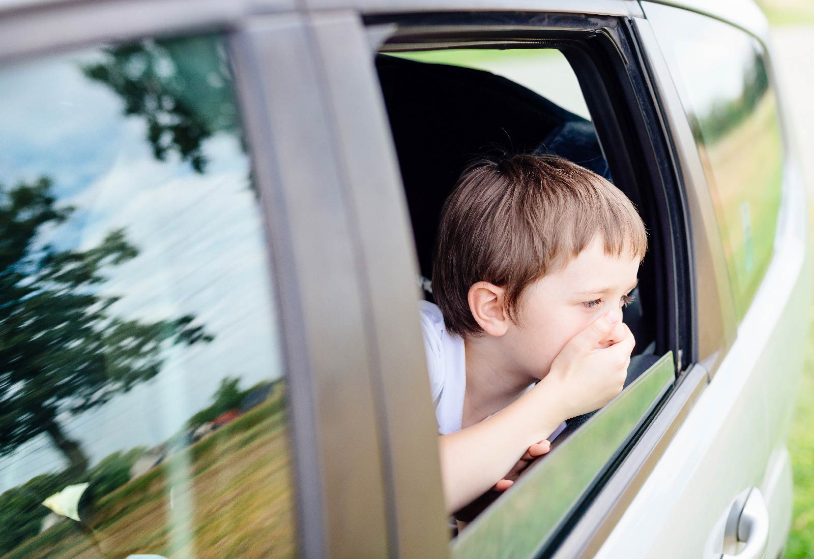 Niños mareados en el coche Niño mareado en coche