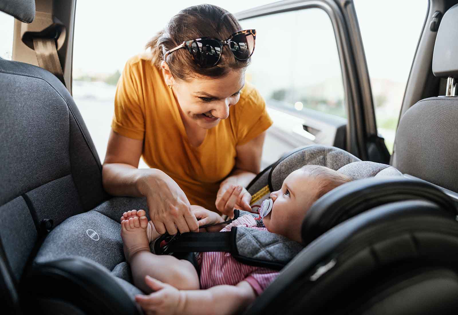 cómo llevar a un recién nacido en el coche