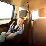 Niños durmiendo en el coche