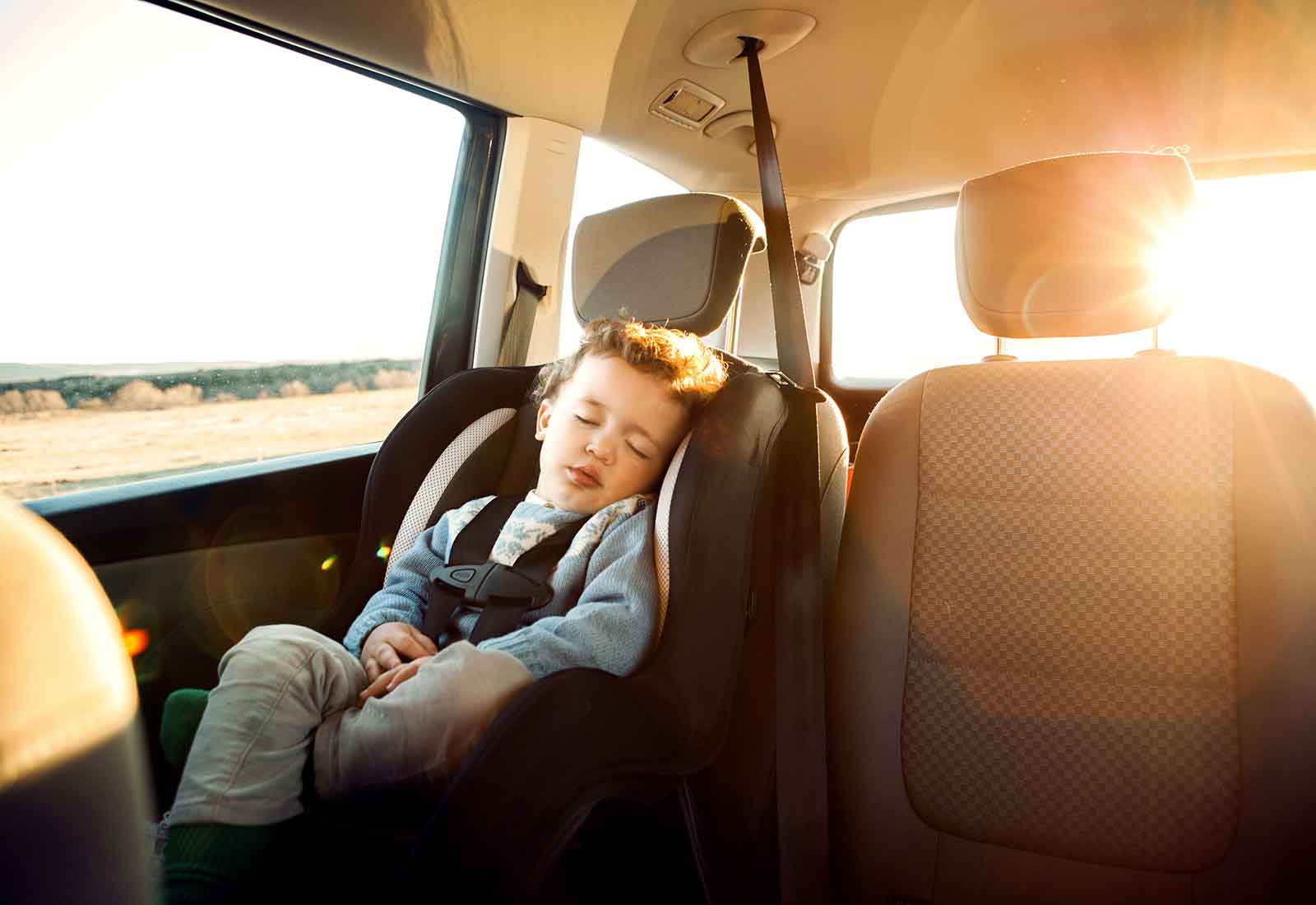 Niños durmiendo en el coche