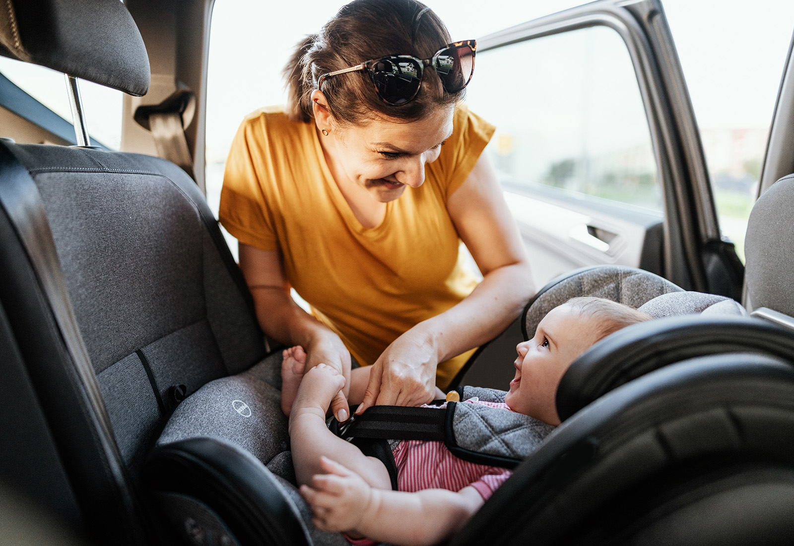 como poner una silla de bebe en el coche