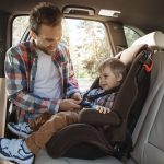 como poner una silla de bebe en el coche