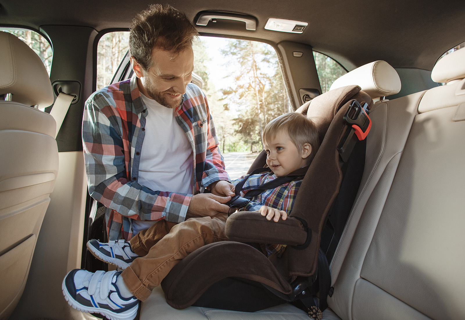 como poner una silla de bebe en el coche