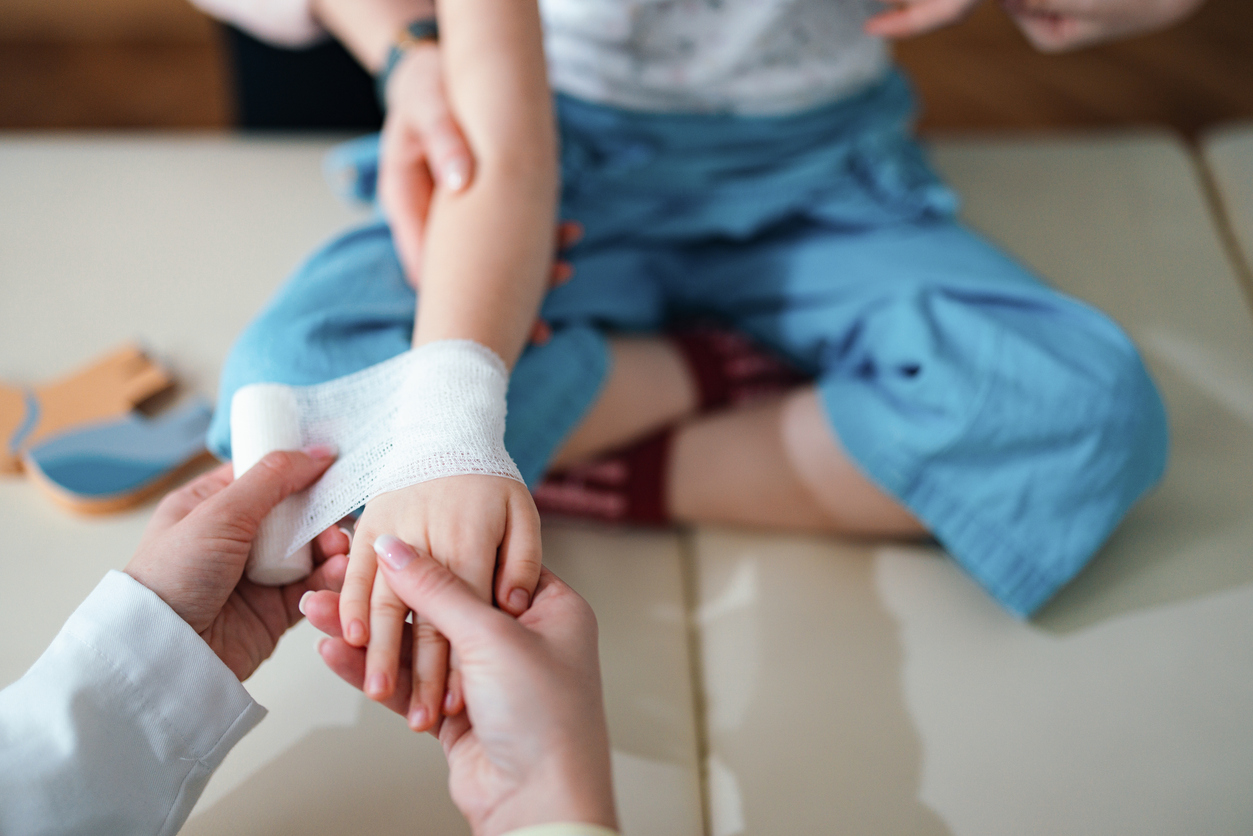 ¿qué material contiene un botiquín de primeros auxilios ¿qué material contiene un botiquín de primeros auxilios