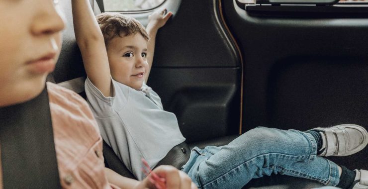 ¿Cómo viajar en taxi con niños? Esto es lo que dice la normativa