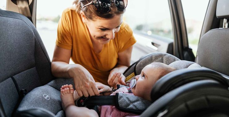 Cómo llevar a un recién nacido en el coche