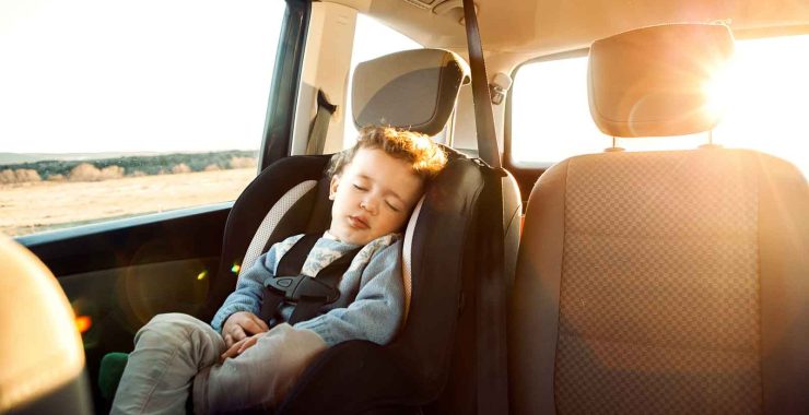 Dejar a un niño solo en el coche: ¿es delito?