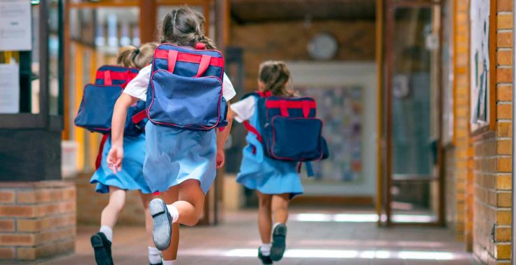El truco de la mochila: cómo dejar a los niños en el colegio de forma segura