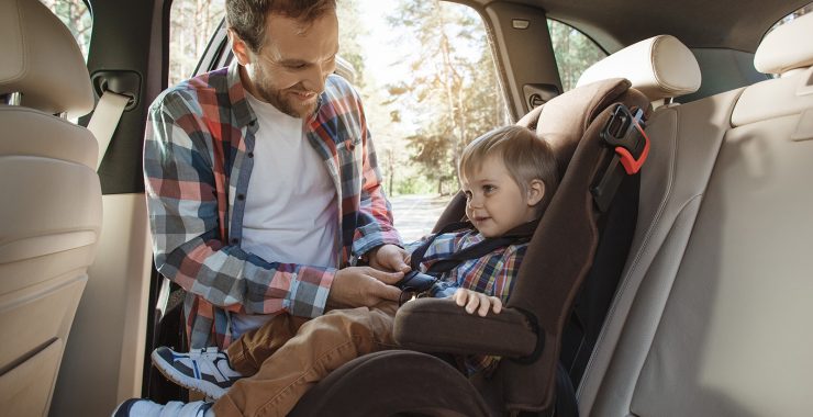 ¿Dónde y cómo poner una silla de bebé en el coche correctamente?