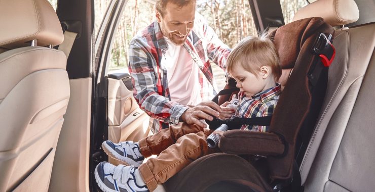Enseñar a los niños cómo viajar seguros en el coche